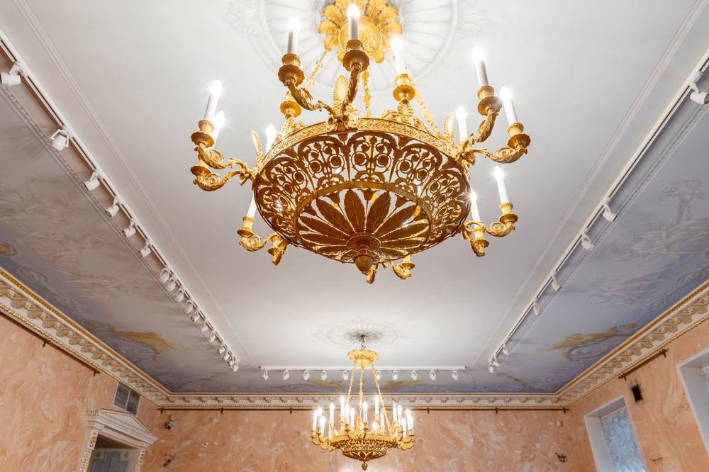 Золочёная люстра
